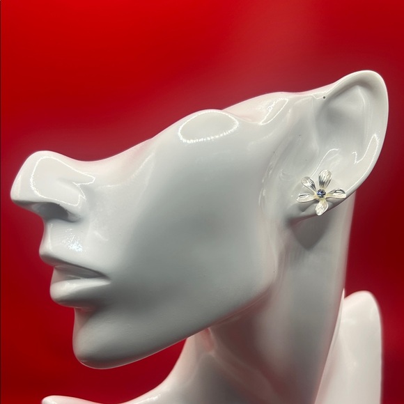 Jewelry - 💙Silver Floral Stud Earrings 💙